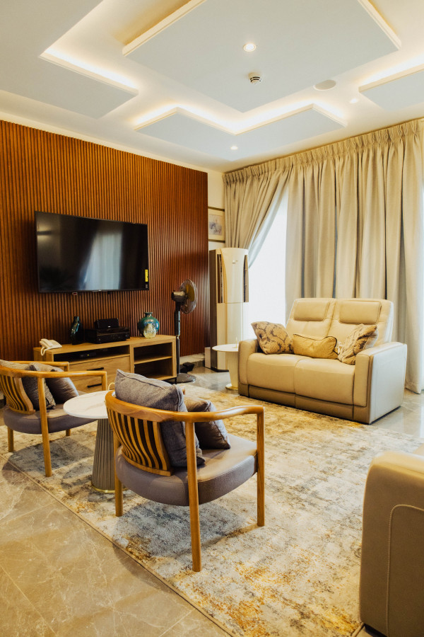 Zencasa Urban Oasis Suite - City Skyline View